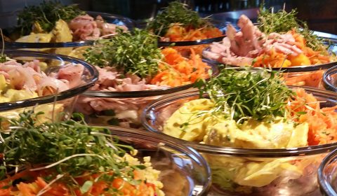 Im Energy Kitchen Restaurant gibt es sowohl vorbestückte Salatschüsseln wie auch ein Salatbuffet